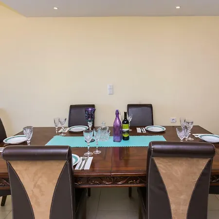 Georges Poet Maisonette 레팀노